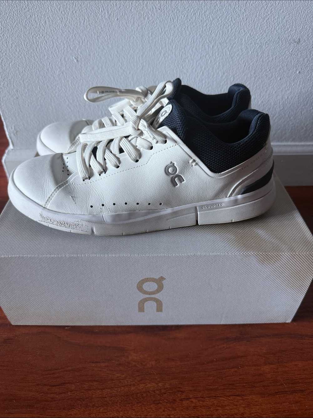 On Roger Advantage Sneakers – White/Navy